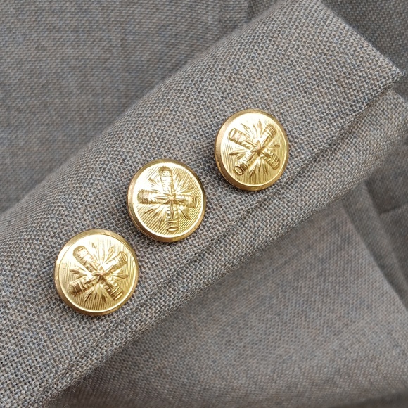 NEW ENGLAND COLLECTION MEN'S VINTAGE (2) BUTTON BLAZER W/GOLD BUTTON ACCENTS - Picture 6 of 17